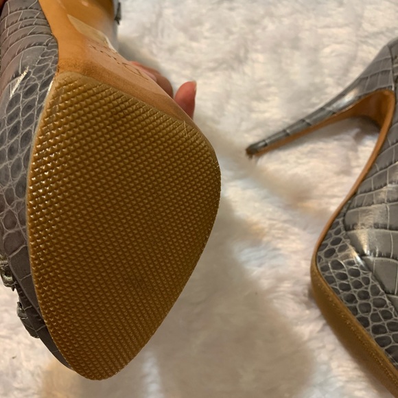 Christian Dior embossed peep-toe pumps size 8.5 - Picture 5 of 8